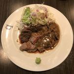 キャトルラパン - 真上から撮影。800円とは思えないステーキランチ。