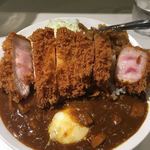 リリーカレー - ロース200（1,600円）に温玉、福神漬け（各50円）トッピング