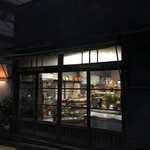 Irimura - 駄菓子屋みたいな外観