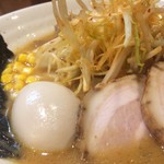 旭川らーめん かじべえ - 「味噌ラーメン」「全部入り」「大盛」接写。「チャーシュー」は、ほろほろ系の豚バラ肉のロールチャーシューで、リフトして写真を撮ろうとしたのだが、崩れ落ちてしまった