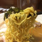 旭川らーめん かじべえ - 「味噌ラーメン」「全部入り」「大盛」麺リフト。麺は、機械打ち角刃麺、低加水率の中細ちぢれ麺であるが、いわゆる真っ黄色の色目に属する玉子麺系である。