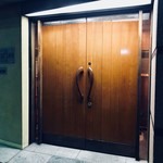 ぽん多本家 - 飾り気のない重厚な扉。メニューや価格帯を暗示させるものがない。