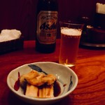 ぽん多本家 - お通しのアナゴ。低温で揚げているのでお時間あります。まずはこれで間を持たせる。