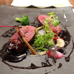 ビストロ ダイア - 蝦夷シカ背ロースのロースト、実山椒風味の赤ワインソース