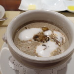 ビストロ ダイア - 濃厚マッシュルームのポタージュ、ツブ貝と菊芋のソテー入り