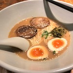 拉面斑鳩 - 料理写真:斑鳩豚骨拉面