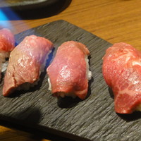 熟成ホルモン・山形牛 炭火焼肉 牛語 - ⑬山形牛の炙り包み・炙ってますよ～
