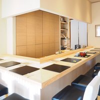 赤坂 互閃 - 店内のカウンター席の風景です
