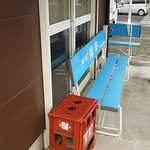 麺や横丁 縁日 - 店舗横のベンチ