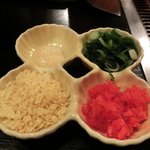 おうさか苑 - 「そば飯の薬味」：天かす・紅しょうが・ねぎ・にんにく