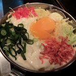 おうさか苑 - 「豚玉」（焼く前）：おうさか苑では、セルフで焼きますが、焼き方も教えてくれますよ！