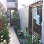 石臼挽き手打ち蕎麦 さん晴 - ２軒の蕎麦屋の入口。手前右がさん晴です