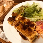 Louche - 牛ホホ肉のキッシュ1200円…パイ生地はサクッとしてて、とても美味しかったです。付け合わせのフランスパンもモッチリと美味しかったです。