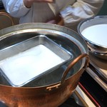 くろぎ - 吉野葛を溶いてお湯に浮かべます