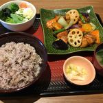 大戸屋 - 大鶏と野菜の黒酢あん定食 十六雑穀米大盛り