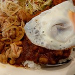 さんきち - 卵の下にカレーとコロッケがビハインド