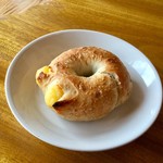 パン家アストレア - 【赤米ごまチーズベーグル/150円】2017年9月8日(金)撮影