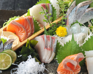 Suzuya - 卸し業者さんとは10年の付き合い、新鮮なネタをお安く！単品～盛り合わせまで、その日に仕入れた魚でやります！！４～５名様なら『鮮魚お刺身盛り合わせ』が断然お得！