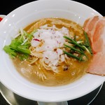 煮干し豚骨らーめん専門店 六郷 - 濃厚煮干し豚骨らーめん　７８０円　原価がかかっているのか、スープは相模原店同様に少ない(笑)。値段は一緒。トッピングはレアチャーシュー、柔らかメンマ、水菜、わけぎ、赤玉葱。一杯当たり65gの煮干し。