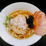 煮干し豚骨らーめん専門店 六郷 - 煮干し100%らーめん　７５０円　こちらはあっさりタイプ。細葱の代わりに岩海苔を乾かしたようなバラ海苔。