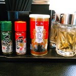 煮干し豚骨らーめん専門店 六郷 - 卓上には煮干酢も。