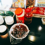 煮干し豚骨らーめん専門店 六郷 - 後ろには激辛高菜漬、豆板醤、にんにく。相模原店と同じですね。