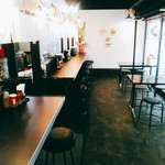 煮干し豚骨らーめん専門店 六郷 - 横に長い店内。４人掛け席はふたつ。