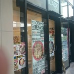 麺創研 紅 BLACK - 店舗外。