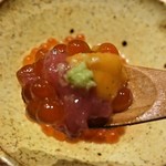 丸萬寿司 - 生いくら､生雲丹､鮪頭肉の小鉢　三種一緒に口の中へ・・・
