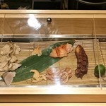 丸萬寿司 - ネタケース　