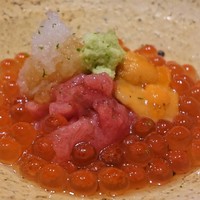 丸萬寿司 - 生いくら､生雲丹､鮪頭肉の小鉢　妖艶な輝き