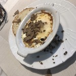 La Brianza - 卵のオーブン焼き、トリュフかけ1
            あの〜、私も行儀が悪いので、人のことは言えませんが…トリュフが散らばっています。もう少し引いて写真を撮ったほうがよかったかも(^^)です