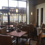 白壁カフェ花ごよみ - 【ゆったりイス席】２階部分まで広々として天井と一面のガラス窓が開放的なゆったりとしたソファタイプのイス席