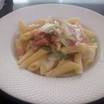 ヴィア トスカネッラ - ベーコンと白菜のクリームソース ペンネ（2017.10）