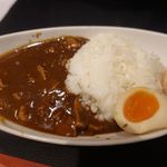 横浜らーめん 源泉 - とんこつカレー　680円　＋　味玉トッピング　パーキング無料