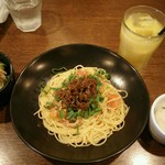 Shizuku ya - ランチセット1080円（税込）九条ねぎとフレッシュトマトとちりめん山椒のパスタと豆乳スープ・サラダ・ドリンク付き