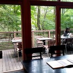 Sekirei Bashi Kawakami An - 緑に囲まれたテラス席