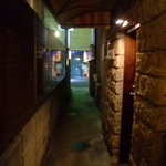 源氏 - 帰りの細い路地、正面が小判寿司♪