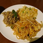 Bangkok Oriental Thai Restaurant - パッタイ、鶏肉のバジル炒め、チャーハン