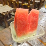 栄屋酒場 - 嬉しいサービスのスイカ
