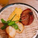 素揚げ酒場 パリパリ - 野菜素揚げ3種盛り(じゃがいも、ししとう、とうもろこし、おまけ？の玉ねぎ) 580円
            