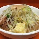 ラーメン二郎 相模大野店 - キャーーー！！！スモジ！！！
                                
                                が、自販機ラーメンと蕎麦手繰ったばっかり。
                                店の予想以上に張り詰めた空気にビビった俺は『スクナメ』をポチッとな。あー我ながらコレは
                                『草野球のキャッチャー』ですよ。
                                
                                