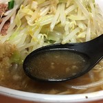 ラーメン二郎 相模大野店 - 実は写真撮るのも結構ヒヤヒヤで、なんか影かかってしまった。
                                汁はFZが立ってますが、それに負けないブタの旨味甘味。二郎ならではの圧倒的な美味さ！！！
                                コレは本当に美味い。
                                素晴らしい！！！
                                
                                