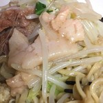 ラーメン二郎 相模大野店 - コールは、ニンニクアブラカラメ。アブラとカラメを逆に言って聞き直されてちょっとチビった。
                                このアブラ！俺はこういうのを『消しゴム』と呼んでます。甘い！！！甘い消しゴム。
                                
                                美味いな〜〜〜
                                
                                