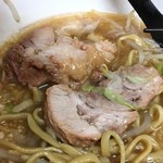 ラーメン二郎 相模大野店 - ブタ厚さ約30mm。ホロホロのトロトロ。
                                味もFZしみっしみ。箸でホロリとほぐれてまー美味い！
                                麺は写真ブレてしまって無いけど、オーションガッシリの凶暴麺。コレはかなり美味い二郎ですよ。
                                
                                