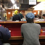 ラーメン二郎 - ラーメン屋なのにね、空気違うんですよ。
      
      床はヌメッてるんだけどね、心は滑らかになんないんです。
      
      