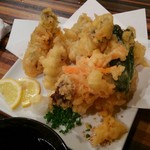 城喜元 - カキフライ。野菜も乗ってます、野菜は天汁、カキはお塩で。