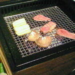 Tenkuu Yakiniku Seiyuuzan - お肉を焼いているところ。