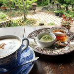 ダブ・コテッジ - カフェラテとデザートの紅茶ゼリーと抹茶パウダーのアイス