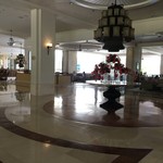 Tides - ロビー階段を下におりるとTides